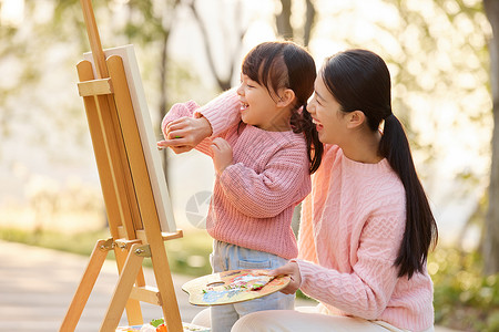 假期培训画画母女两人公园郊游户外画画背景