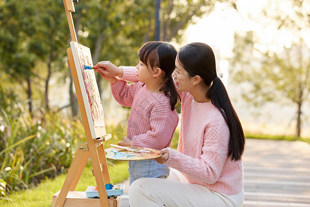 假期培训画画母女两人公园郊游户外画画背景