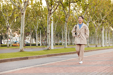 年轻女性下班回家形象背景