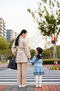 妈妈带女儿过马路背景图片