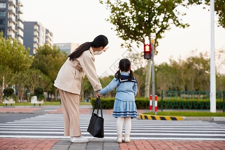 自动人行道妈妈指导女儿看红绿灯背影背景