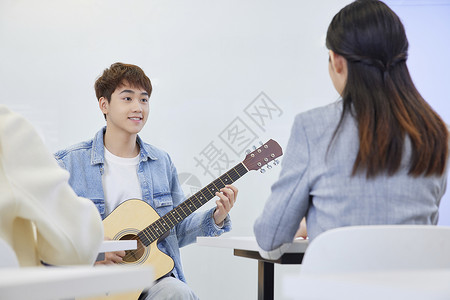 男学生表演吉他弹唱高清图片