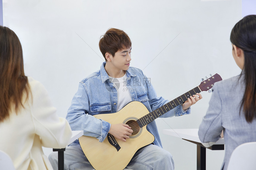 男性艺考学生吉他弹唱图片