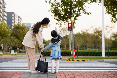 安全意识培训妈妈指导女儿看红绿灯背景