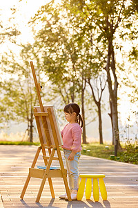 户外郊游画画的小女孩形象图片