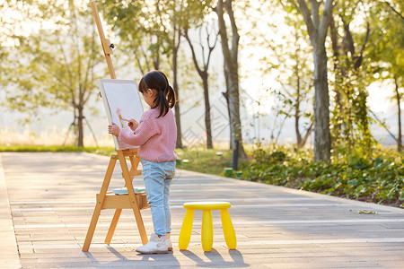 假期培训画画户外郊游画画的小女孩形象背景