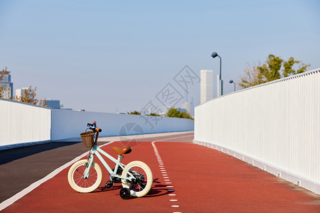 公园骑车跑道上的自行车背景