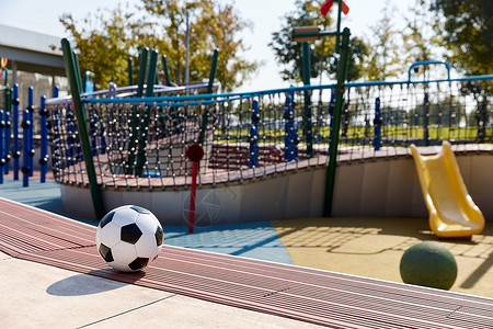 室外游乐园公园里的娱乐设施与足球背景