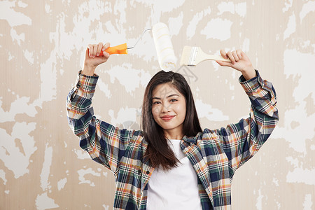 青年女性粉刷装修新家图片