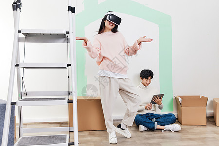 青年情侣在新家体验VR设备图片