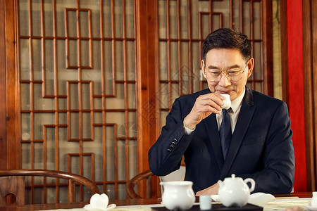 商务男士喝茶品茶图片