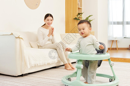 婴儿摇椅妈妈在家陪伴孩子玩耍背景