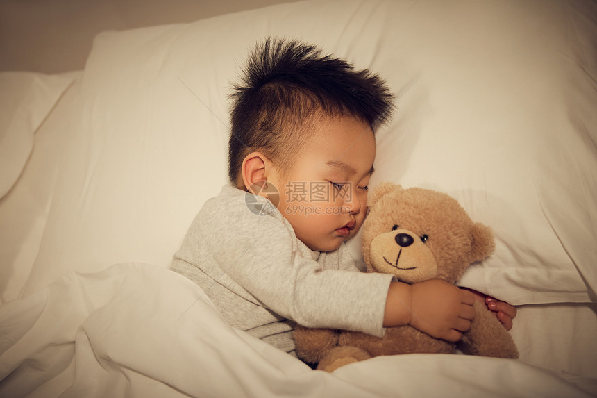 躺在床上抱着公仔睡觉的宝宝图片