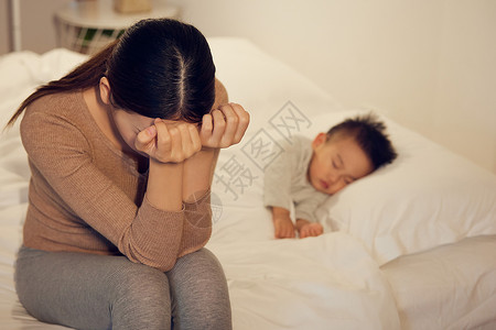 母亲婴儿睡觉情绪崩溃的宝妈背景