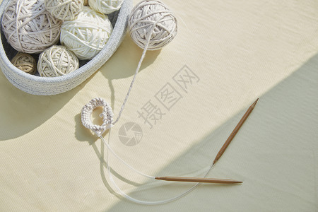 线球桌上的毛线针织半成品背景
