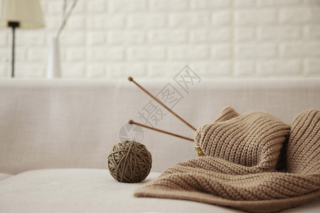 沙发上的毛线针织围巾半成品背景图片