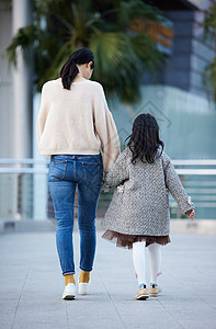 妈妈带女儿逛街的背影背景图片