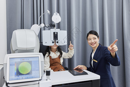 医学验光配镜验光师为小女孩检测视力背景