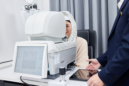 年轻女性使用专业仪器检查视力图片