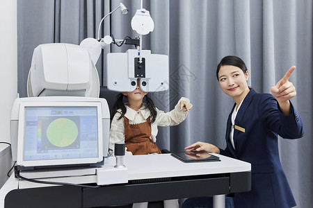 购买眼镜小女孩在专业验光机构检测视力背景
