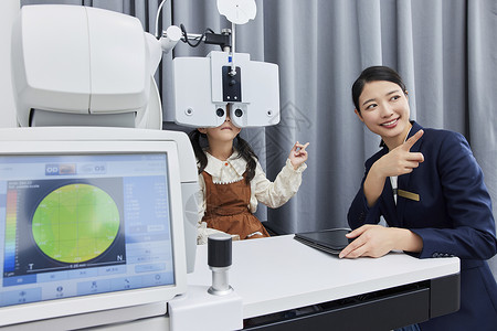 全国计算机等级考试小女孩正在验光机器上检查视力背景