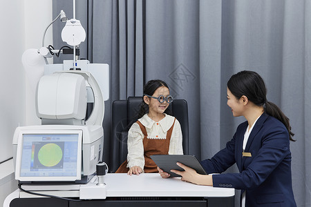 儿童配镜小女孩在验光机器前检查视力背景