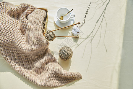 桌面上咖啡杯桌面上织到一半的毛衣背景