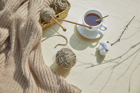 手绘毛线团冬季针织毛衣与热饮背景
