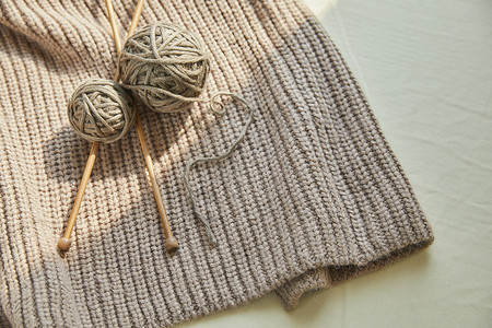 秋季毛衣促销桌面上织到一半的毛衣背景