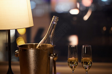 夜晚桌子上摆放的香槟背景图片