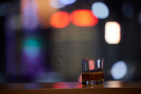 夜晚桌子上摆放的酒背景图片