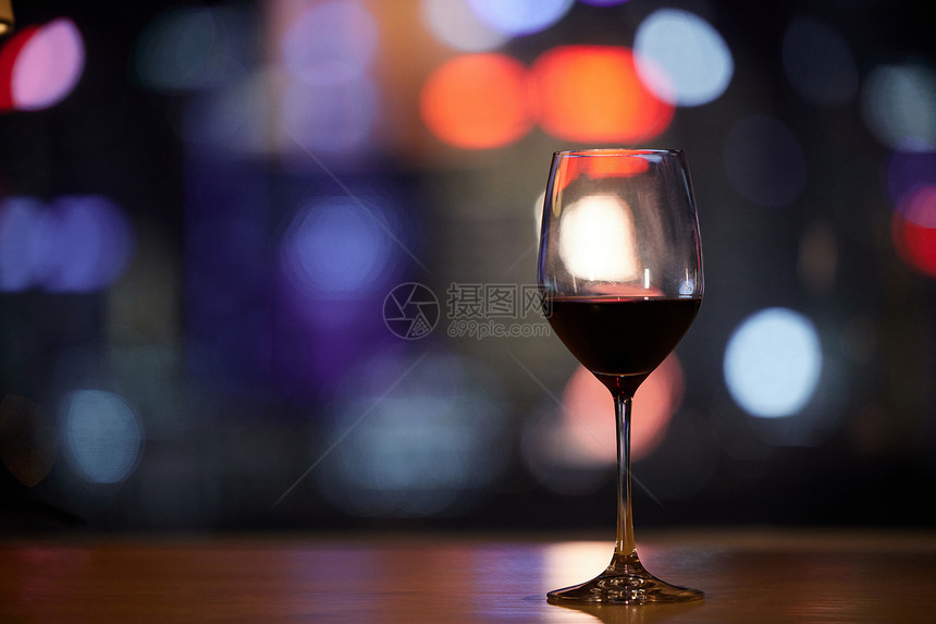 夜晚桌子上摆放的红酒图片
