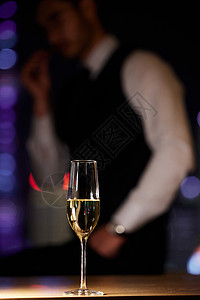 摆在桌上的香槟酒和成功男士背景图片