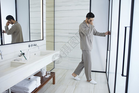 早起犯困的居家男性走向洗手间图片
