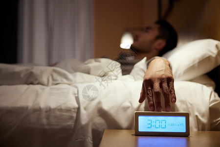 健康警报深夜失眠的男性按闹钟背景