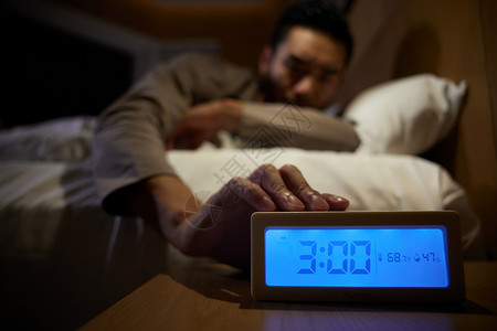 健康时间到男性睡前定闹钟特写背景