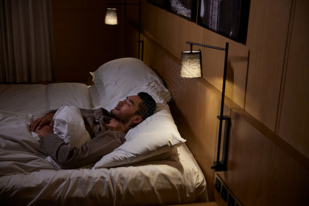 深夜卧室床上熟睡的男性高清图片