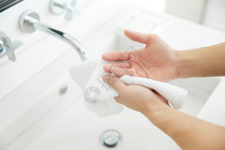 洗手使用毛巾擦手特写图片