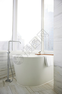 酒店里的浴室浴缸高清图片