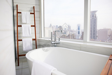 窗户前面的浴室浴缸高清图片