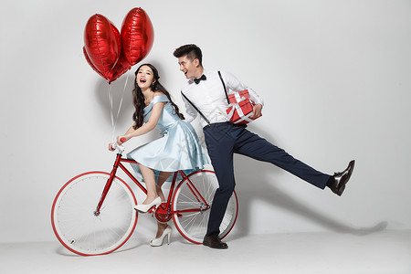 浪漫情侣骑自行车高清图片