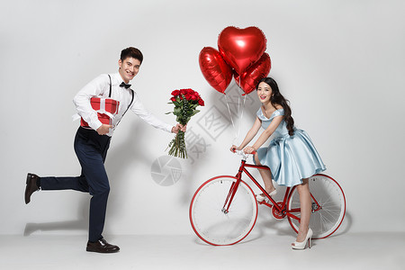 红色心形气球浪漫情侣图片