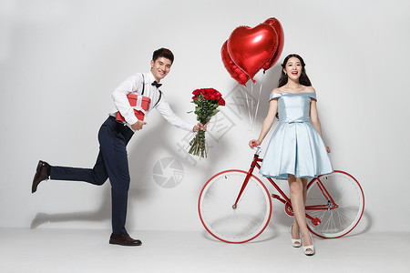 骑自行车的人红色浪漫情侣骑自行车背景