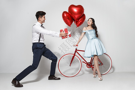 新婚夫妇浪漫情侣骑自行车高清图片