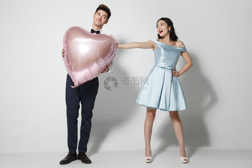 浪漫情侣抱着心形气球图片