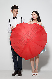 打开雨伞浪漫情侣与爱心伞背景