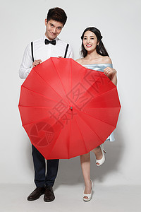 浪漫情侣撑着爱心雨伞高清图片