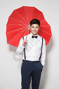 小红伞冷饮青年人满意亚洲青年男人拿着心形红雨伞背景