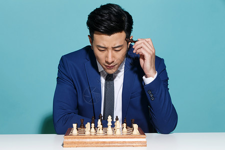 青年商务男人下象棋图片