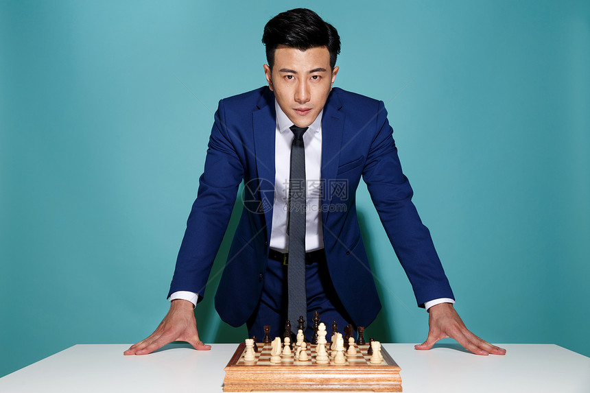 商务男人下象棋图片